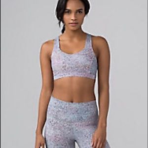 Lululemon Free To Be Serene bra Summer Haze Multi size 6 EUC